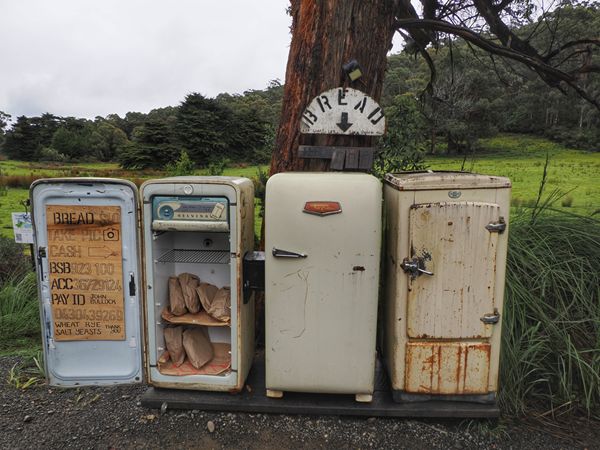 Broodverkoop in koelkasten op Bruny Island, Tasmanië, Australië